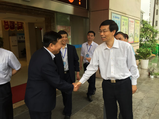 省发改委视察我院与万院长在一起