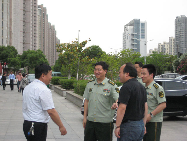 省消防总队领导来检查我院消防安-我院万院长与省消防总队领导在一起